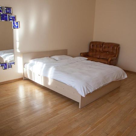 Two Bedroom Apartment With Balcony Kiev Eksteriør bilde
