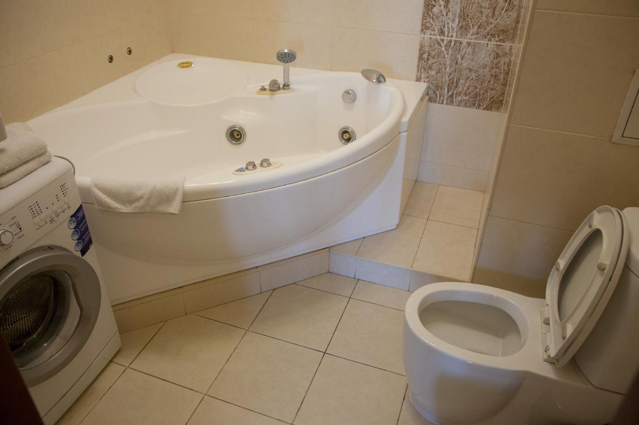 Two Bedroom Apartment With Balcony Kiev Eksteriør bilde