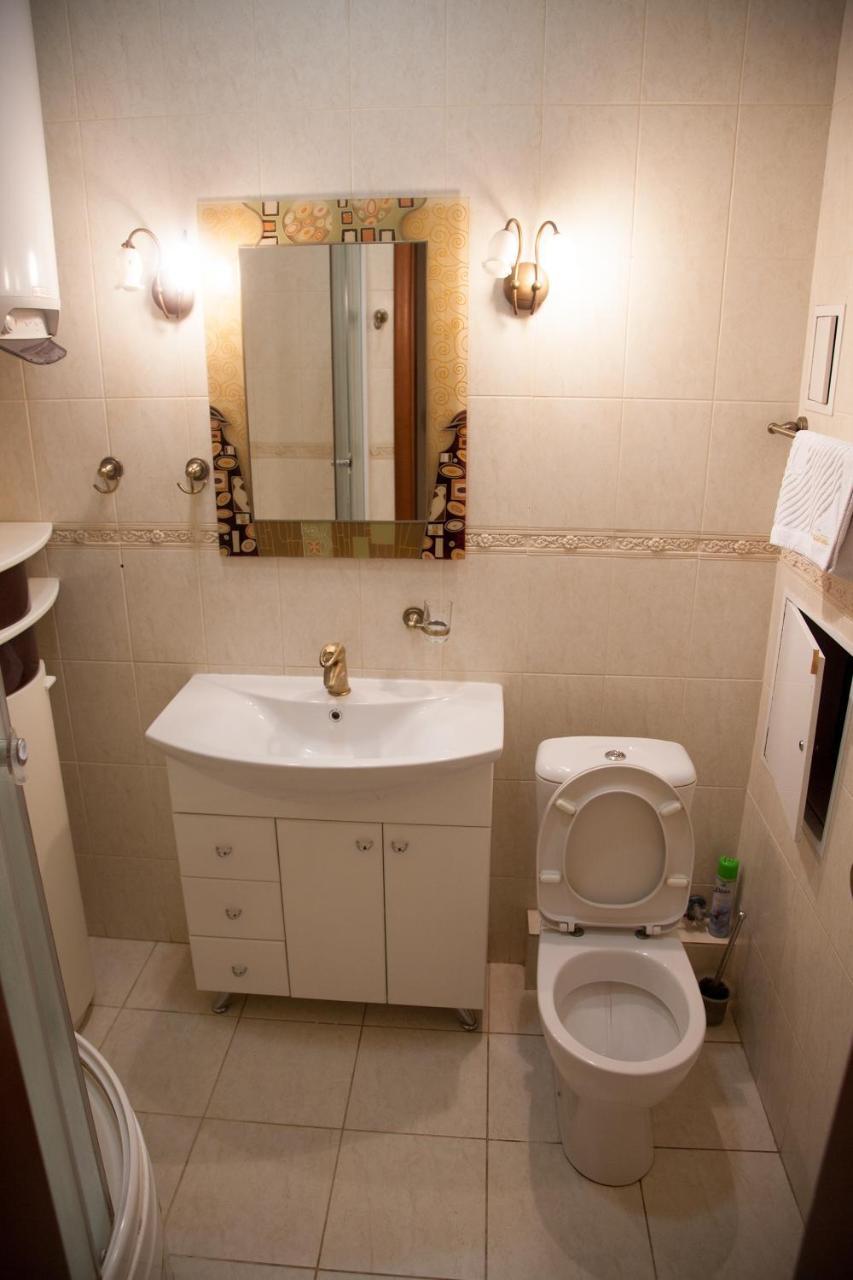 Two Bedroom Apartment With Balcony Kiev Eksteriør bilde